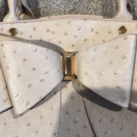 Crossi Woman’s Ostrich Faux Leather Bow Camel Tan Double Pocket Gold Zip Bag - Picture 2 of 8